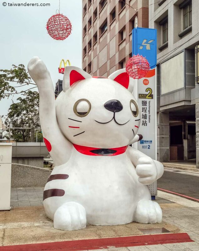 huge waving / blinking neko cat  Yancheng Kaohsiung