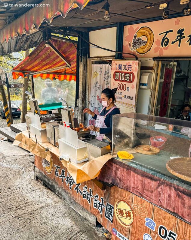 Fenqihu Donut stall / 奮起湖現烤甜甜圈.百年檜木甜甜圈