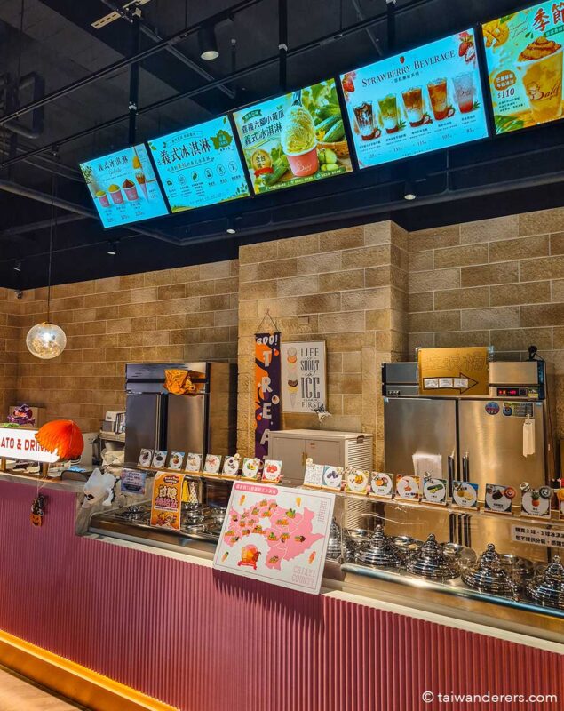 Dolci Gelato kiosk on second floor at Otherworld Fantasy Castle Chiayi 歐樂沃築夢城堡 - Taiwan’s Disney Castle