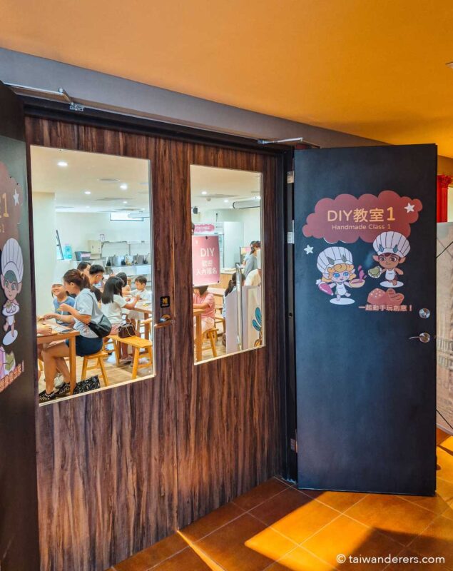 Chocolate making workshops and biscuit baking at Otherworld Fantasy Castle Chiayi 歐樂沃築夢城堡