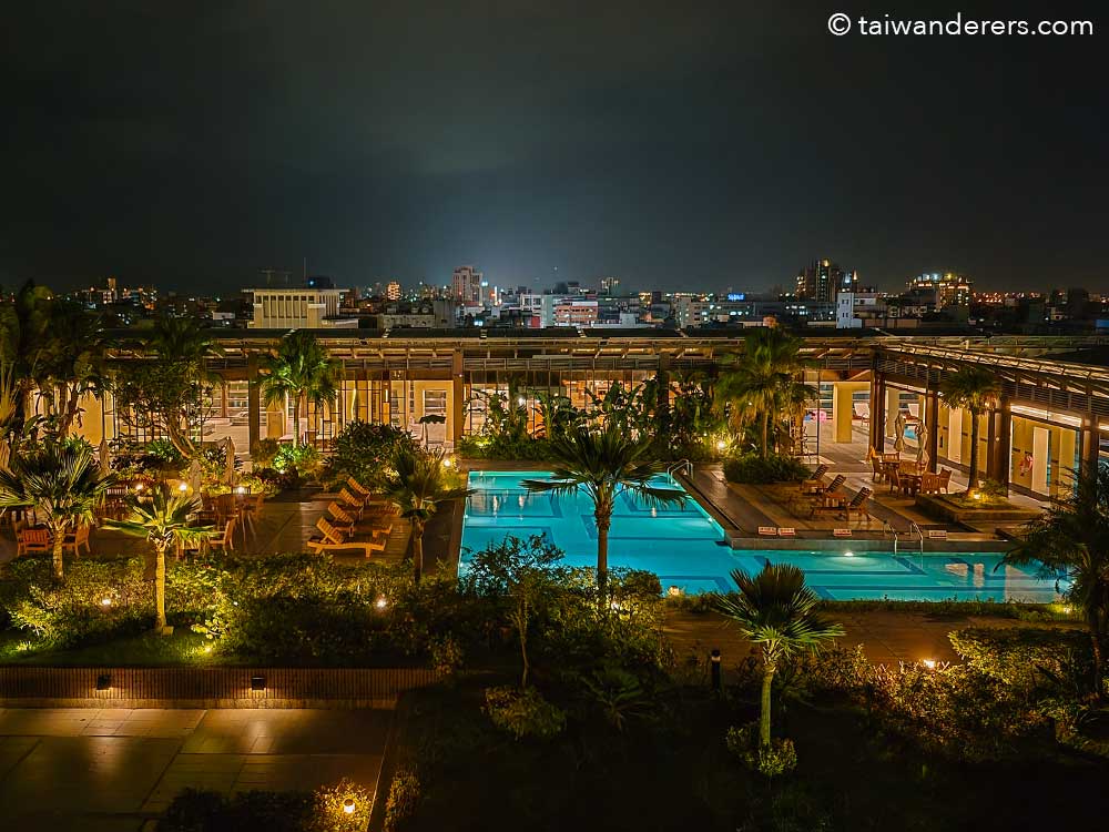 Silks Place Yilan hotel pool at night